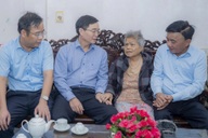 Thường trực Ban Bí thư thăm, tặng quà người dân vùng lũ tại Huế