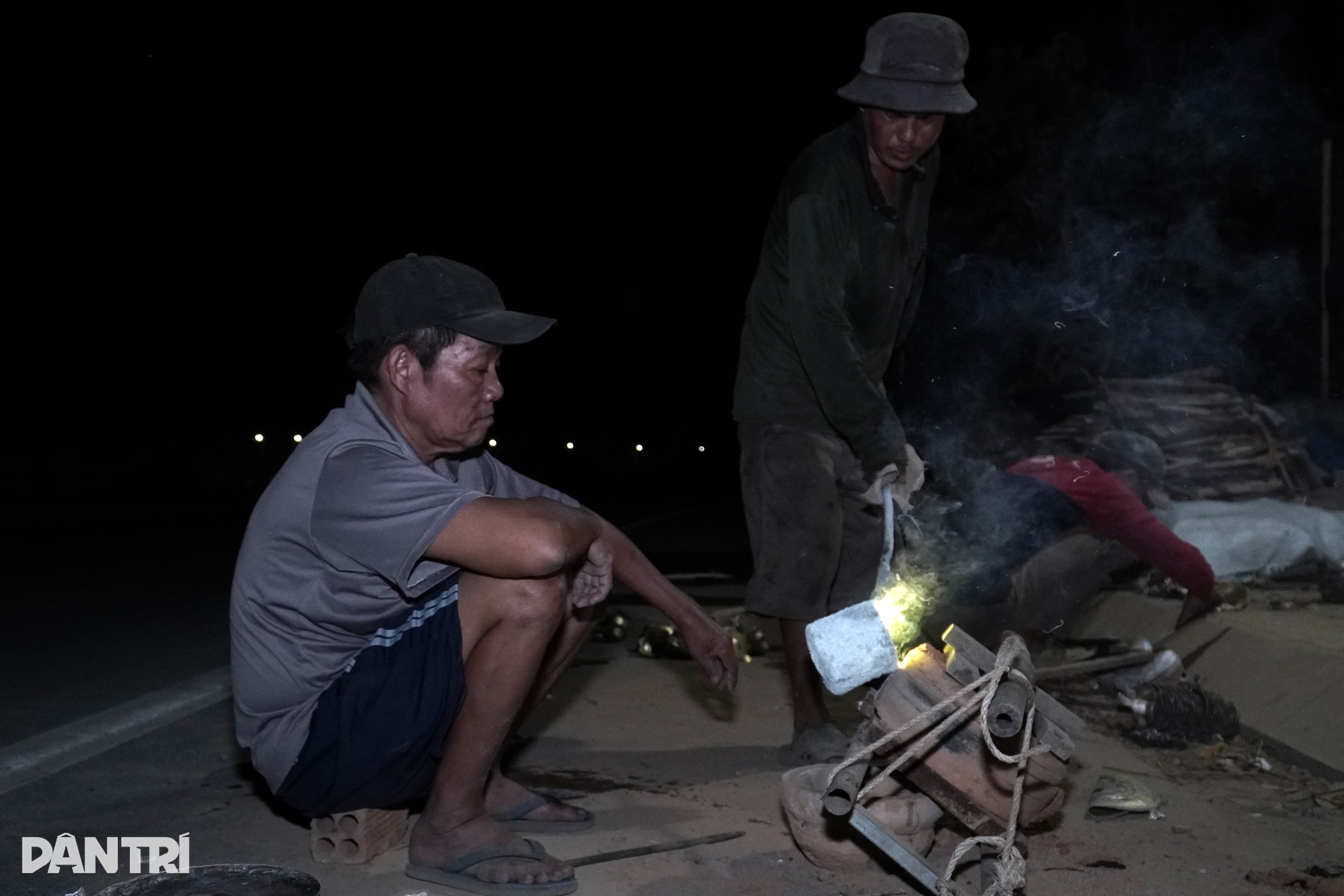 Praca całą noc, pocenie się i płacz, żeby zarobić 1 milion dongów - 5 Nghề thâu đêm đỏ lửa, đổ mồ hôi, sôi nước mắt kiếm 1 triệu đồng - 5