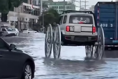Chiếc xe độ độc đáo để không còn sợ ngập nước