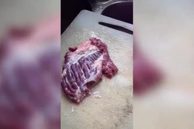 Miếng thịt "sống dậy", quằn quại trên thớt
