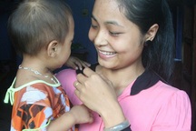 Nữ thí sinh dân tộc Paco bồng con đi thi tốt nghiệp