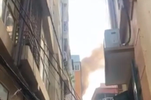 Giải cứu 2 cháu bé thoát khỏi vụ cháy nhà dân ở Hà Nội