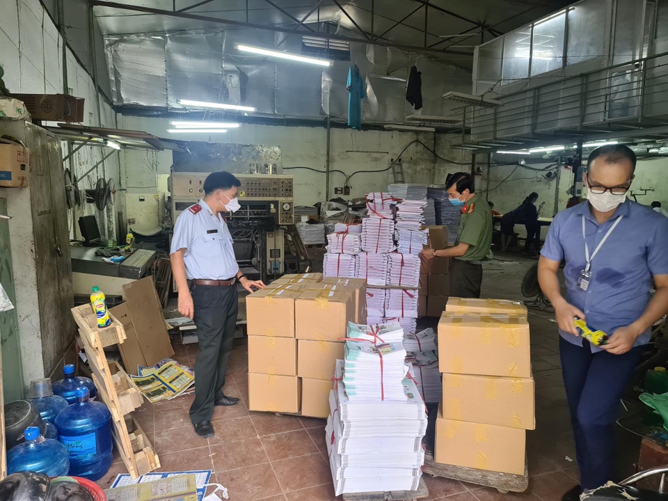 Phát hiện gần 1 tấn sách và ruột sách in lậu tại Hà Nội - 3 Phát hiện gần 1 tấn sách và ruột sách in lậu tại Hà Nội - 3