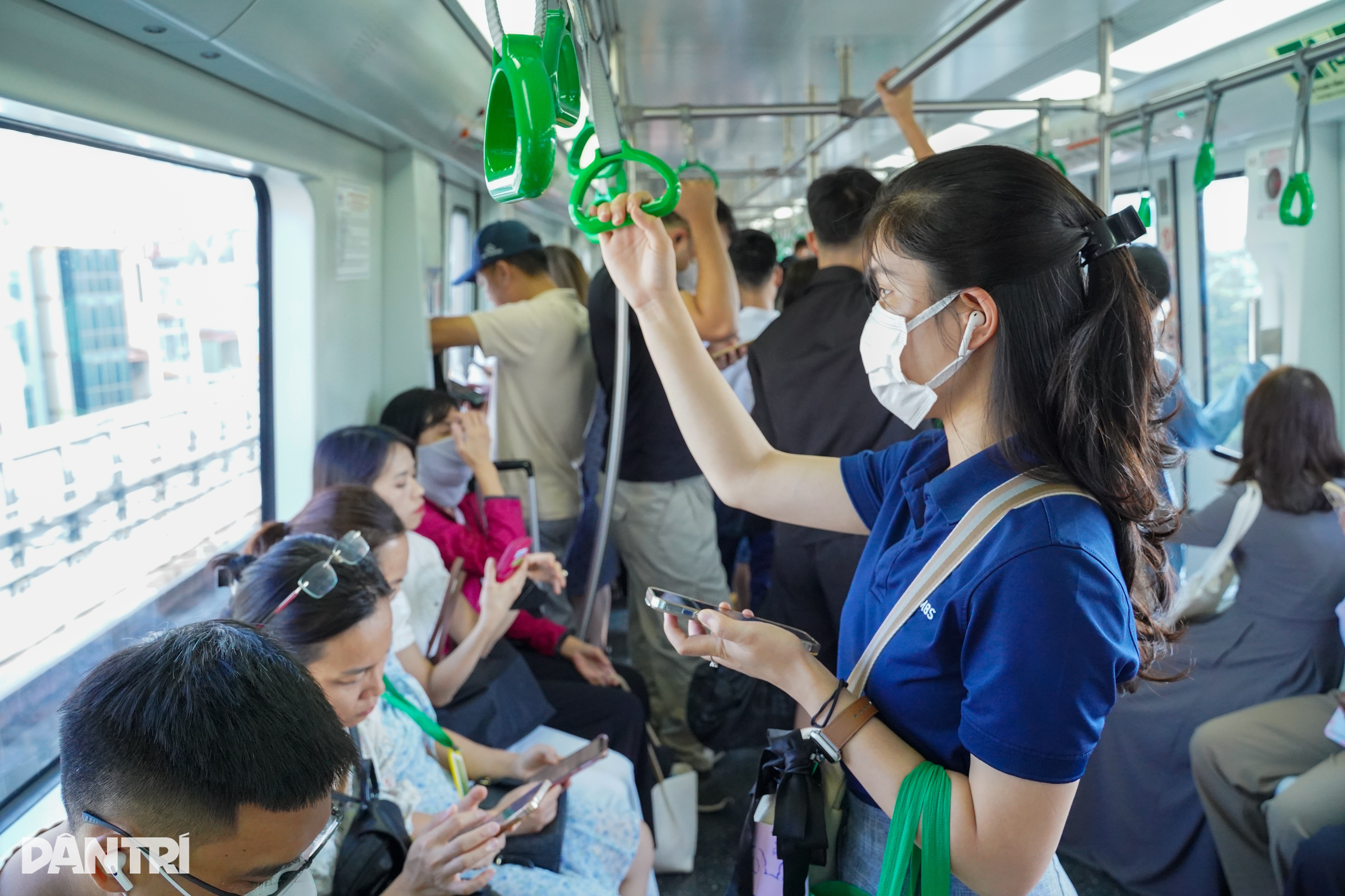 Người Hà Nội thích thú đi metro sinh trắc học một chạm đến mọi ga - 13