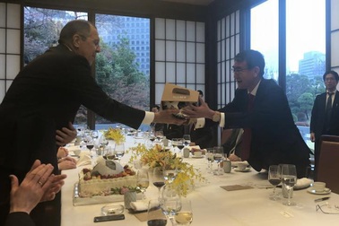 Ngoại trưởng Nga bất ngờ nhận quà sinh nhật đặc biệt