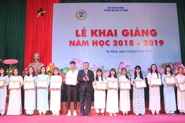 Trường ĐH Sư phạm Đà Nẵng khen thưởng tân sinh viên đỗ thủ khoa