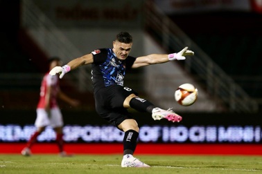 Bùi Tiến Dũng cạnh tranh suất bắt chính với Patrik Lê Giang ở CLB TPHCM