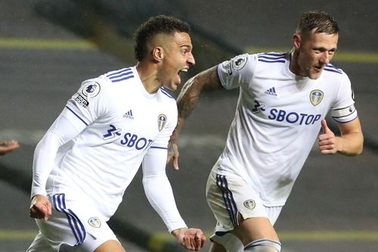 Xà ngang hỗ trợ Man City hòa Leeds United