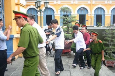 Nhân viên "động" mát-xa Tân Hoàng Phát kêu oan cho chủ