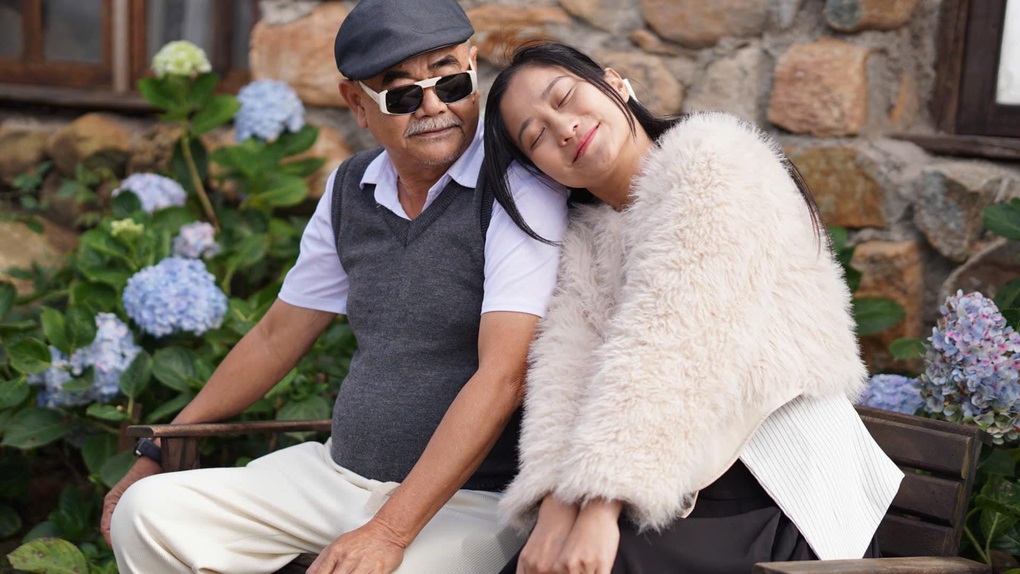 NSND Việt Anh U70: Phong độ yêu đời, được bạn gái kém 36 tuổi cầu hôn - 2 NSND Việt Anh U70: Phong độ yêu đời, được bạn gái kém 36 tuổi cầu hôn - 2