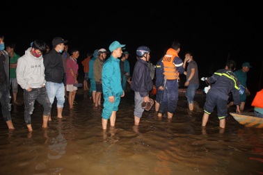 Trắng đêm tìm kiếm nạn nhân trong vụ lật ghe 6 người chết, mất tích