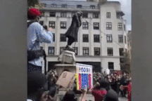 Anh: Người biểu tình kéo sập, ném tượng nhà buôn nô lệ