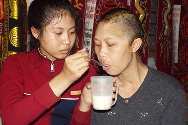 Hai con bơ vơ trước cảnh mẹ mắc bệnh hiểm nghèo, cha đi lấy vợ khác