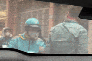 Tài xế xe ôm bị đấm tới tấp vào đầu ở Hà Nội