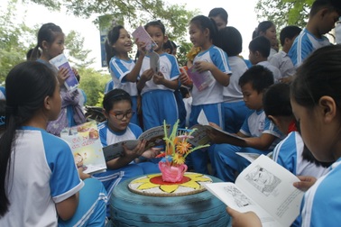 Thư viện lưu động làm từ vật liệu phế thải thu hút học sinh