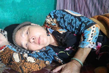 Chồng mất vì ung thư, vợ phải “cắm” sổ đỏ để chữa ung thư phổi