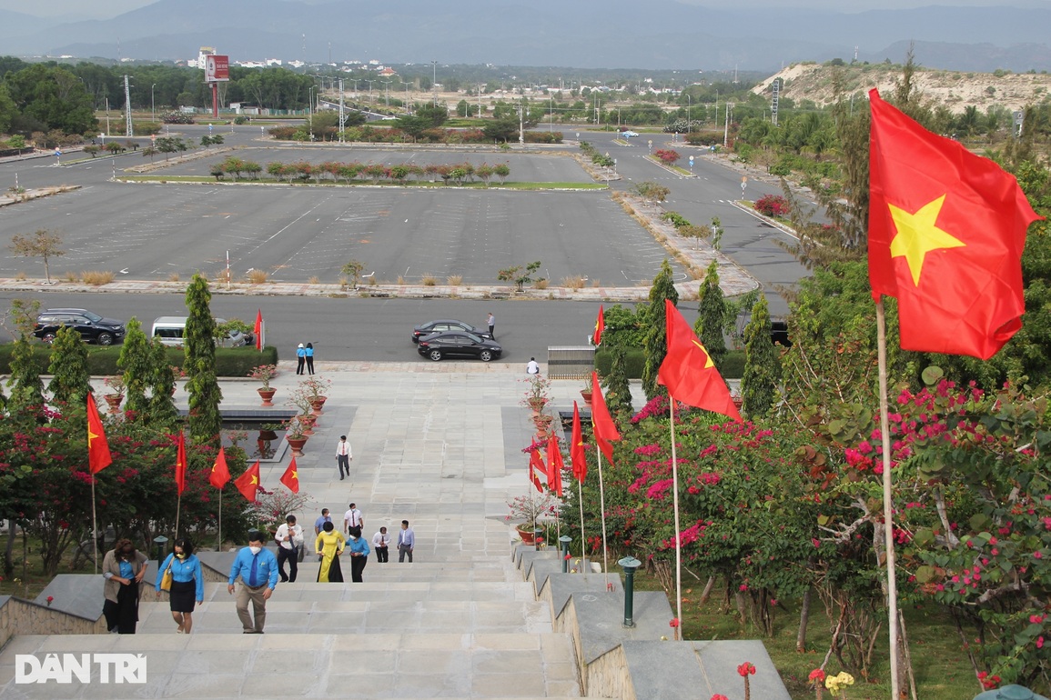 Dòng người xúc động dâng hương tại khu tưởng niệm 64 liệt sĩ Gạc Ma - 1 Dòng người xúc động dâng hương tại khu tưởng niệm 64 liệt sĩ Gạc Ma - 1