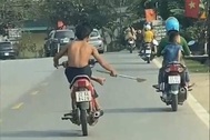 Thiếu niên 15 tuổi tay cầm dao phóng lợn, lái xe máy bằng chân