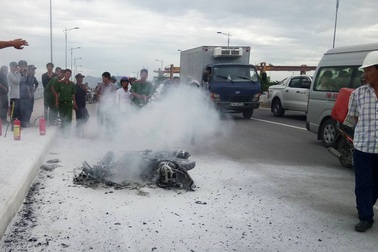 Xe máy bất ngờ cháy trơ khung, chủ xe bỏ đi