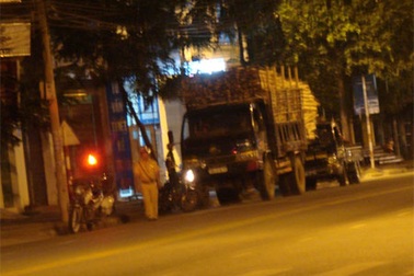 Hàng chục xe tải chở quá khổ “làm loạn” trong đêm