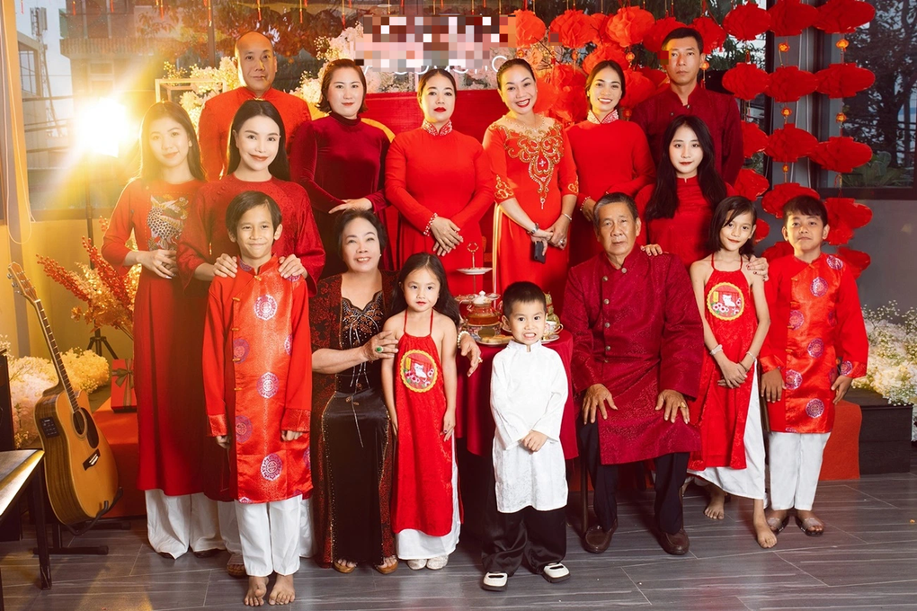 Trà Ngọc Hằng và gia đình thực hiện bộ ảnh Tết xưa, gợi nhớ quá khứ vất vả - 4 Trà Ngọc Hằng và gia đình thực hiện bộ ảnh Tết xưa, gợi nhớ quá khứ vất vả - 4