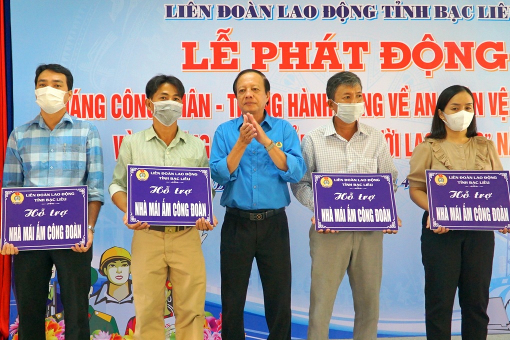 Bạc Liêu trao 150 phần quà cho lao động khó khăn trong Tháng công nhân - 1 Bạc Liêu trao 150 phần quà cho lao động khó khăn trong Tháng công nhân - 1