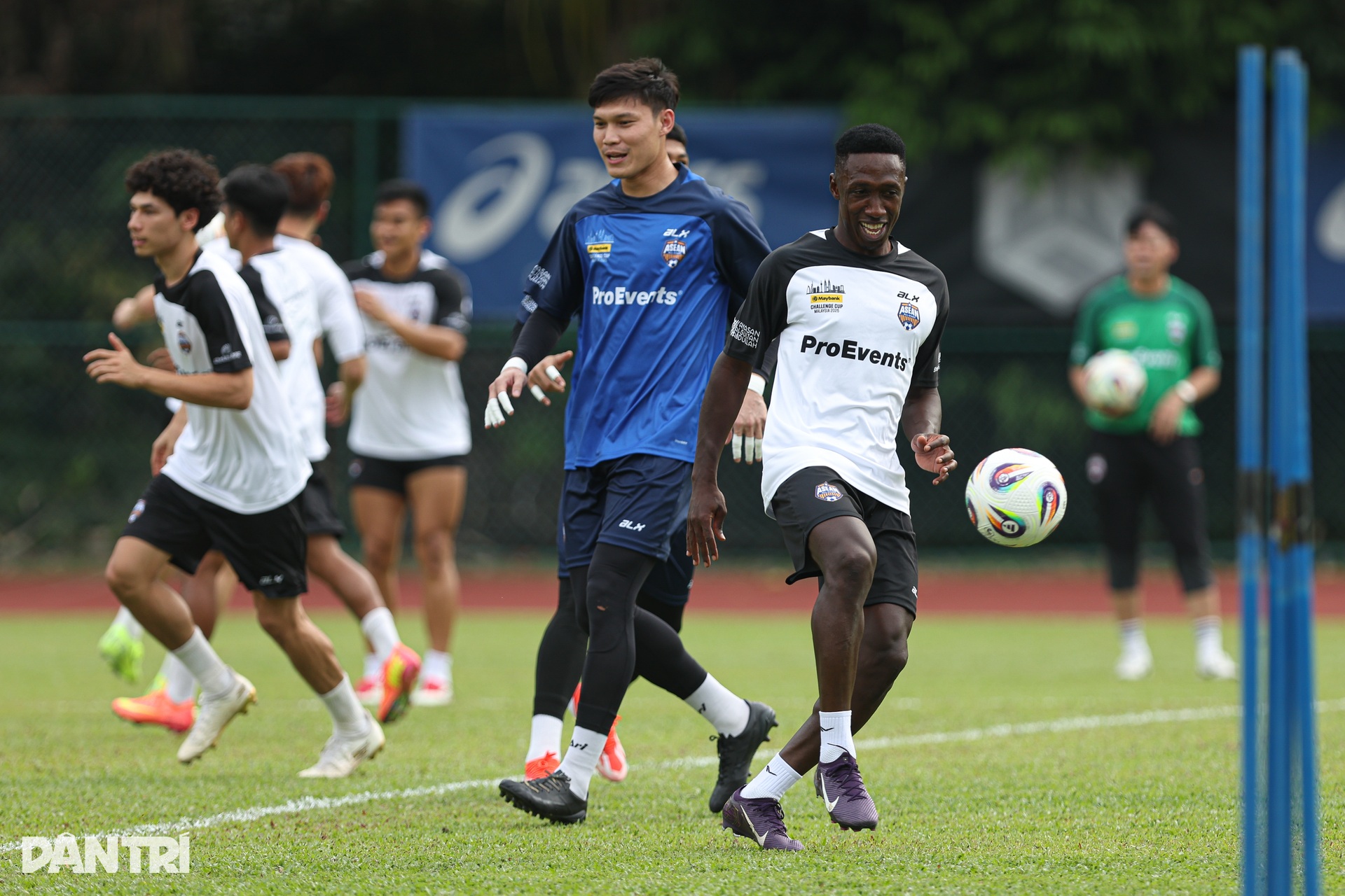 Thầy trò Kim Sang Sik hừng hực khí thế chờ đối đầu Man Utd - 8 Thầy trò Kim Sang Sik hừng hực khí thế chờ đối đầu Man Utd - 8