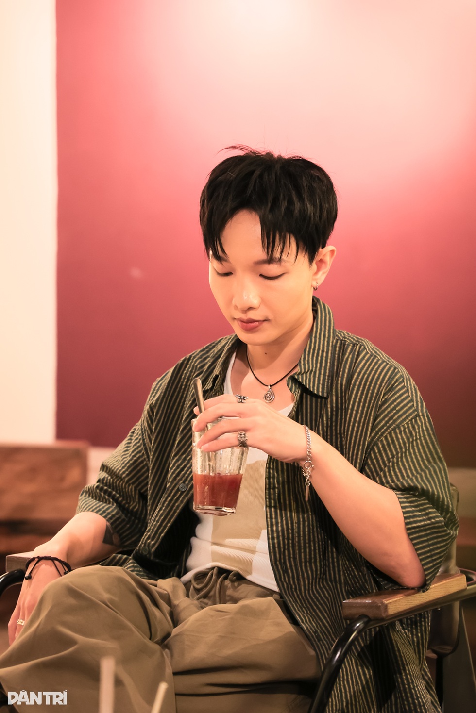Hoàng Dũng: “Tôi đã học cách yêu và chấp nhận chính mình” - 4 Hoàng Dũng: “Tôi đã học cách yêu và chấp nhận chính mình” - 4