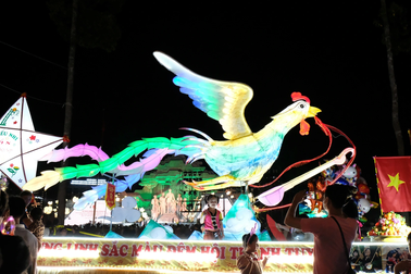 Hàng vạn người xuống phố rước đèn Trung thu khổng lồ ở Tuyên Quang