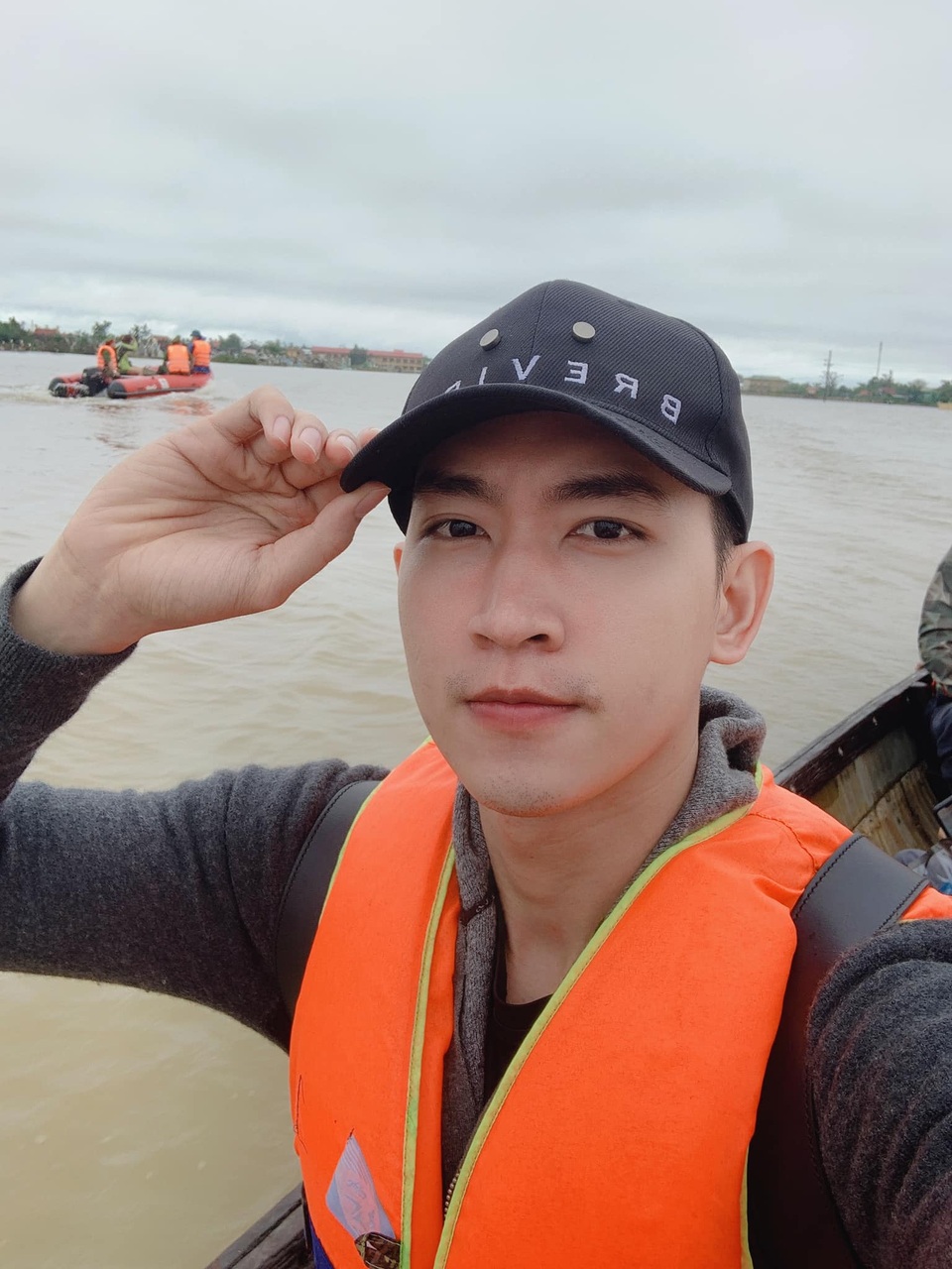 Kỳ Duyên an toàn sau sự cố lật thuyền cứu trợ, cảnh báo cách giữ tính mạng - 7 Kỳ Duyên an toàn sau sự cố lật thuyền cứu trợ, cảnh báo cách giữ tính mạng - 7