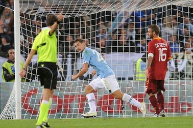 Lazio đánh bại AS Roma trong trận derby đầy kịch tính
