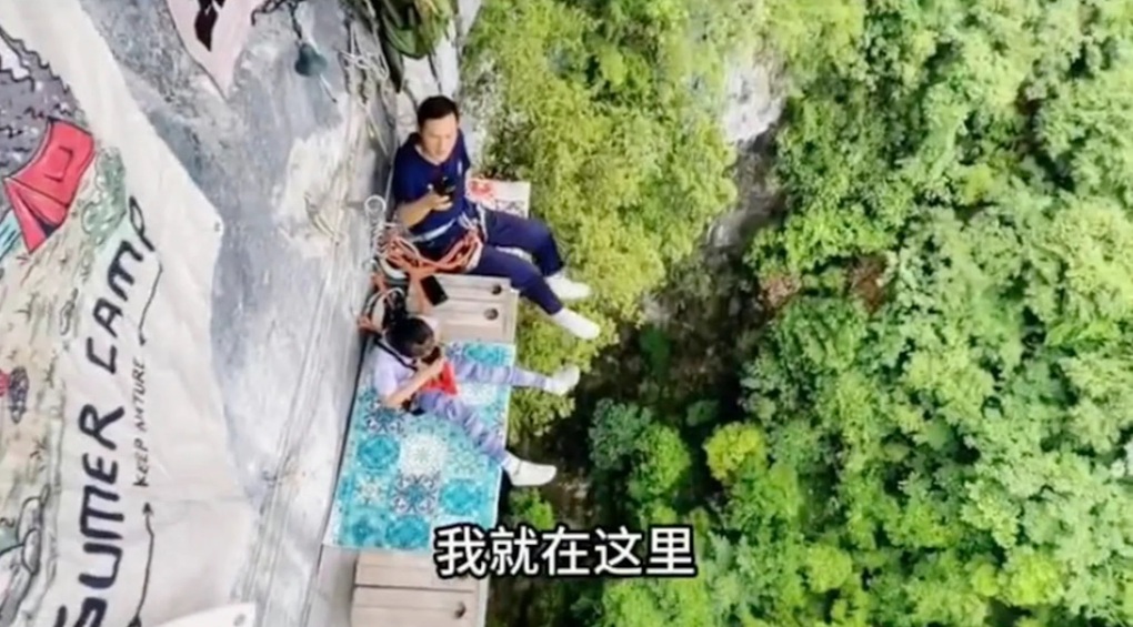 Chi 1,3 triệu đồng cho cốc cà phê mạo hiểm bên vách đá 200m ở Trung Quốc - 1 Chi 1,3 triệu đồng cho cốc cà phê mạo hiểm bên vách đá 200m ở Trung Quốc - 1