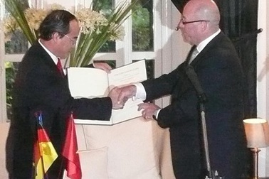 Phó Thủ tướng Nguyễn Thiện Nhân nhận Huân chương công trạng của Đức 