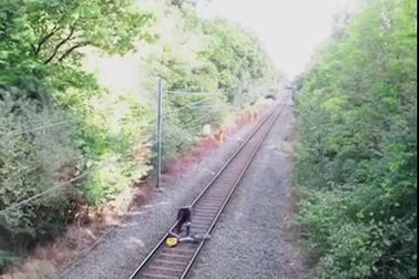 Nhân viên đường sắt dũng cảm cứu người ngay trước mũi tàu tại Anh