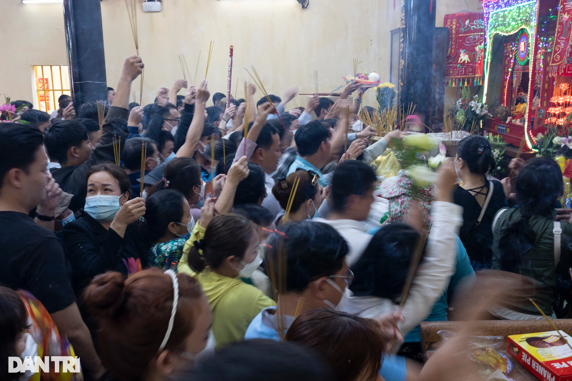 Hàng nghìn người xuyên đêm viếng chùa Bà Thiên Hậu ở Bình Dương - 1 Hàng nghìn người xuyên đêm viếng chùa Bà Thiên Hậu ở Bình Dương - 1