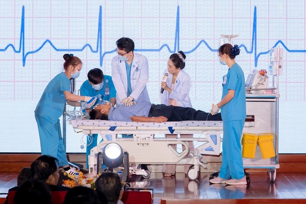Bác sĩ ở TPHCM mang cả giường bệnh cấp cứu lên hội trường để thi giao tiếp - 2