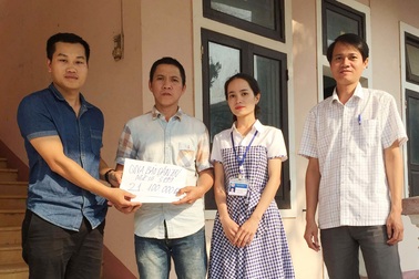 Trao hơn 21 triệu đồng đến gia đình cháu bé bị u gan