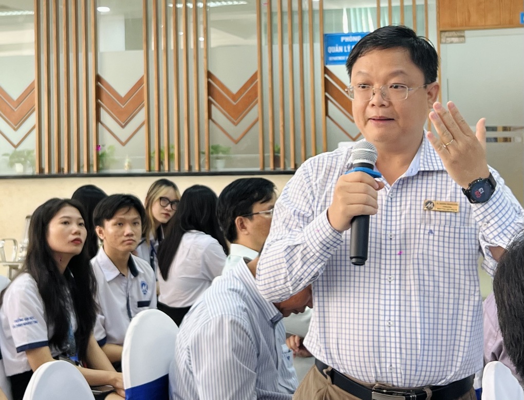 Lương ngành ngân hàng chót vót, nữ sinh hỏi: Có mối quan hệ mới vào nổi? - 4 Lương ngành ngân hàng chót vót, nữ sinh hỏi: Có mối quan hệ mới vào nổi? - 4