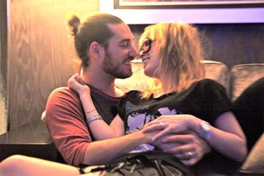 Nữ hoàng nhạc Pop Nhật Bản trả tiền cho chồng để ly dị