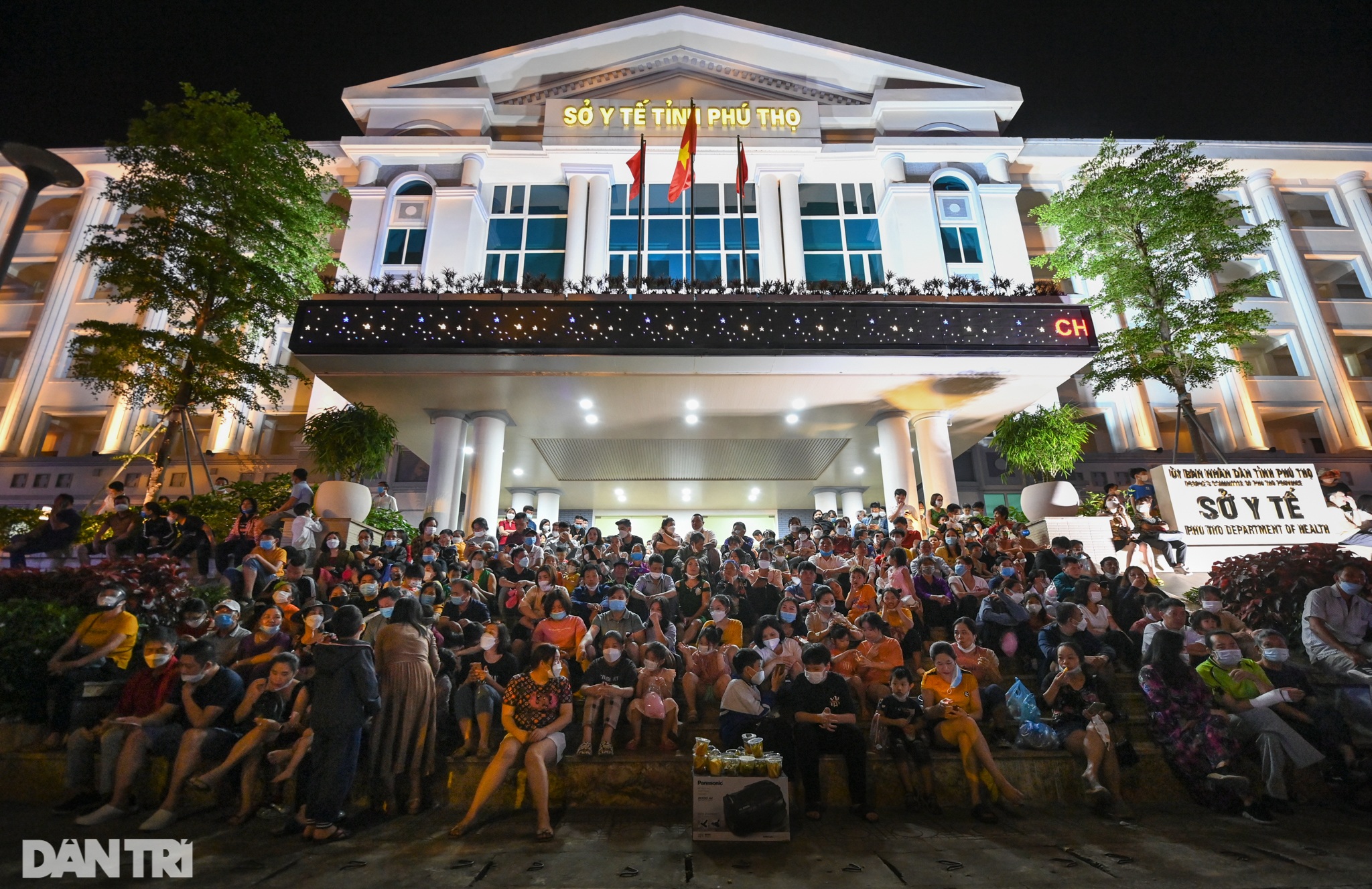 Biển người kẹt cứng, chôn chân tìm lối về sau lễ bắn pháo hoa dịp giỗ Tổ - 2 Biển người kẹt cứng, chôn chân tìm lối về sau lễ bắn pháo hoa dịp giỗ Tổ - 2