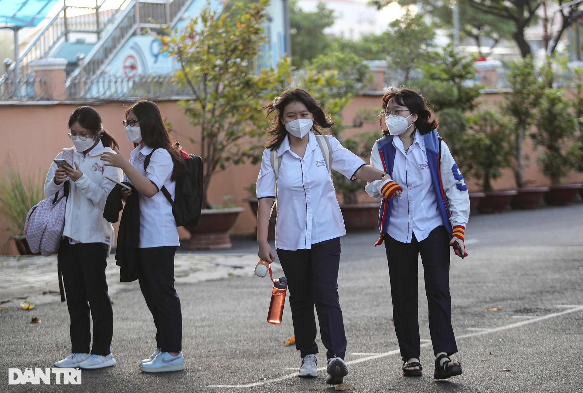 Hơn 100 nghìn học sinh TPHCM trở lại trường sau gần 8 tháng học online - 2 Hơn 100 nghìn học sinh TPHCM trở lại trường sau gần 8 tháng học online - 2