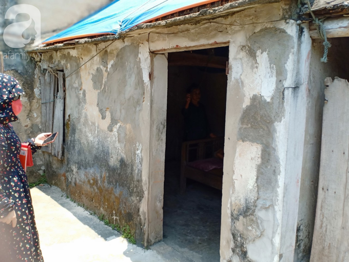Chồng phát điên sau ngày vợ bỏ đi, mẹ già bất lực 12 năm xích con trong nhà bếp mà không tiền chữa trị - Ảnh 5. Chồng phát điên sau ngày vợ bỏ đi, mẹ già bất lực 12 năm xích con trong nhà bếp mà không tiền chữa trị - Ảnh 5.