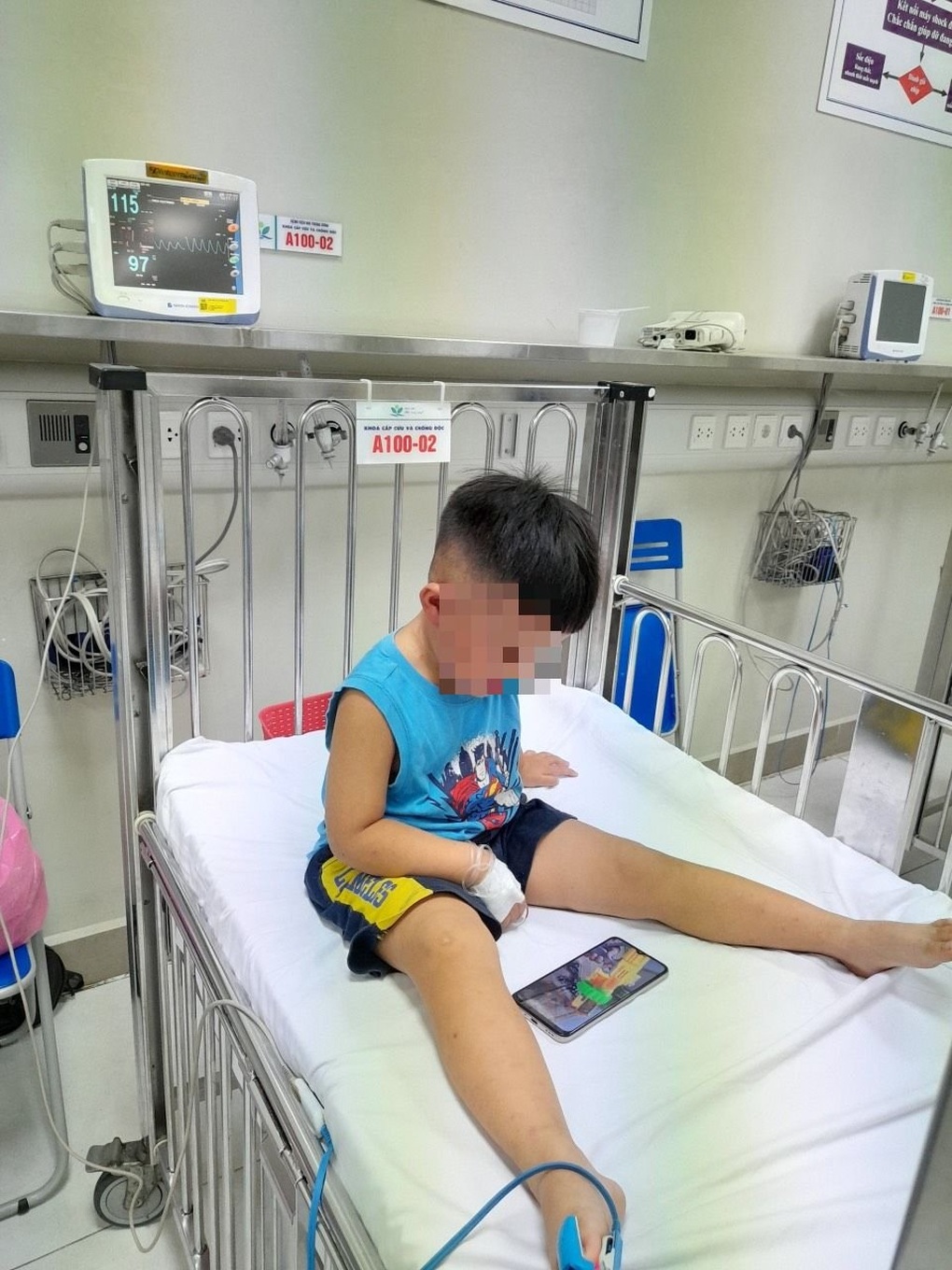 Cứu sống bé trai hơn 3 tuổi nghi bị bạo hành, nhốt trong tủ cấp đông - 3 Cứu sống bé trai hơn 3 tuổi nghi bị bạo hành, nhốt trong tủ cấp đông - 3