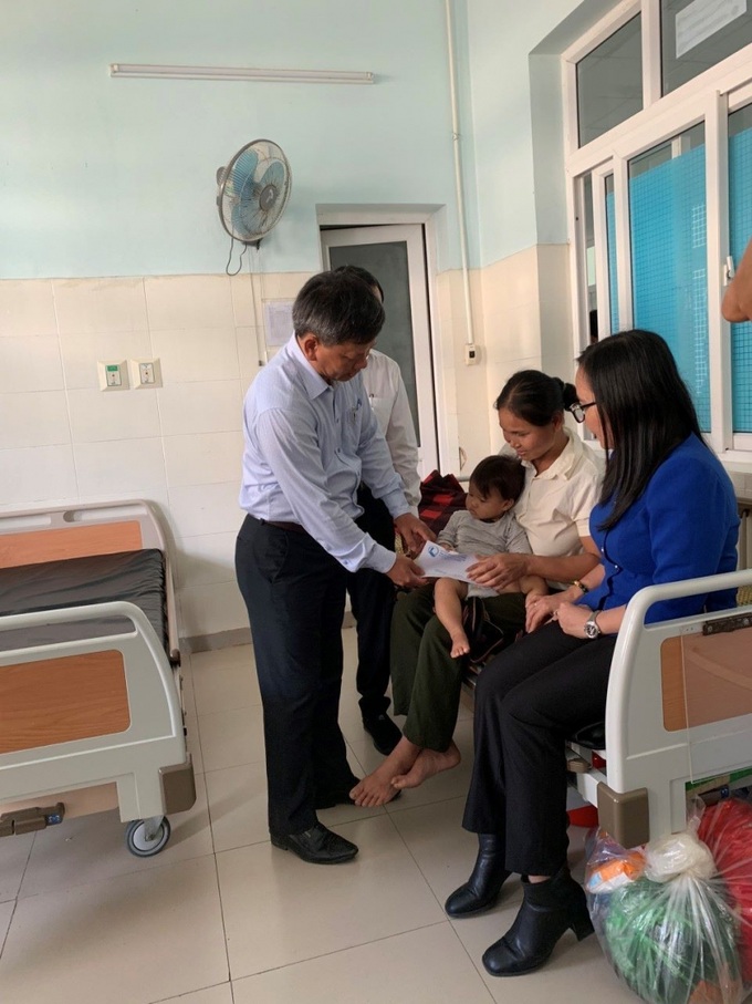Ông Đinh Duy Long - Giám đốc Quỹ Bảo trợ trẻ em tỉnh trao quà cho các cháu tại Bệnh viện Sản-Nhi tỉnh Quảng Ngãi.
