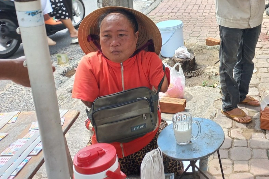 Người bán vé số không tay, không chân ở Đồng Nai bị tráo 840 tờ - 1 Người bán vé số không tay, không chân ở Đồng Nai bị tráo 840 tờ - 1