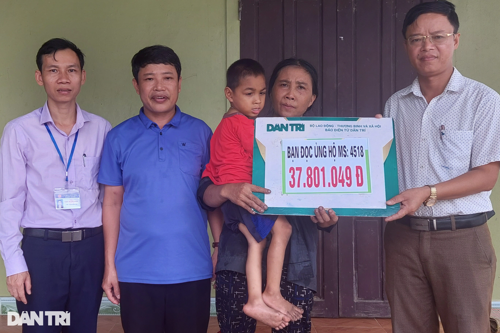 Hơn 100 triệu đồng đến với người phụ nữ có hoàn cảnh đặc biệt khó khăn - 2 Hơn 100 triệu đồng đến với người phụ nữ có hoàn cảnh đặc biệt khó khăn - 2