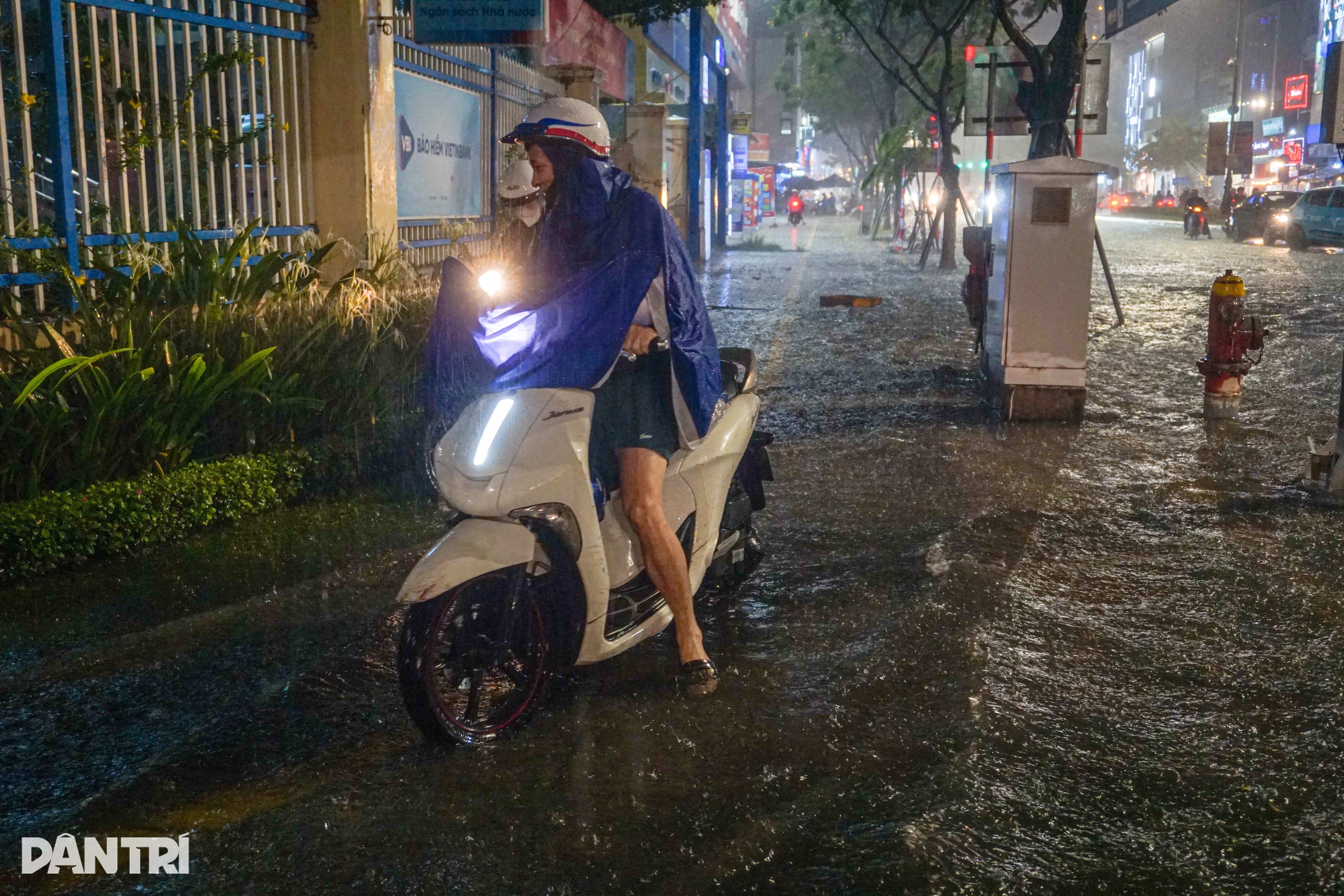 Đà Nẵng mưa xối xả, người dân vất vả lội nước về nhà - 9