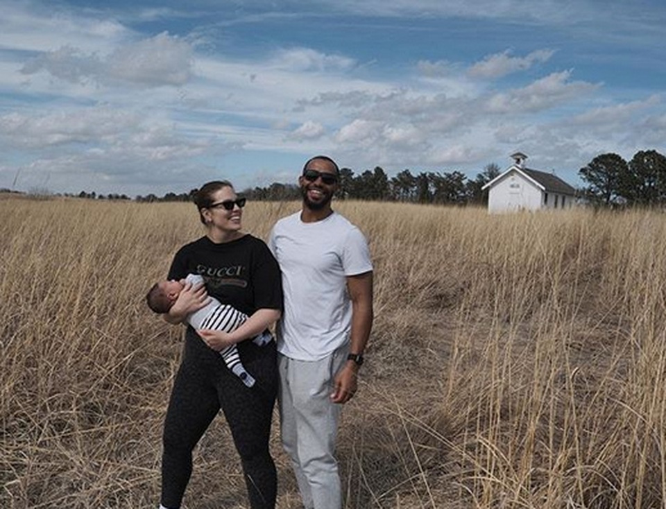 Ashley Graham chụp ảnh cho con bú trên tạp chí thời trang lớn - 6