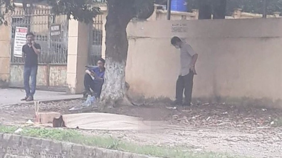 Người đàn ông tử vong trong tư thế treo cổ trước cổng trường học - 1 Người đàn ông tử vong trong tư thế treo cổ trước cổng trường học - 1