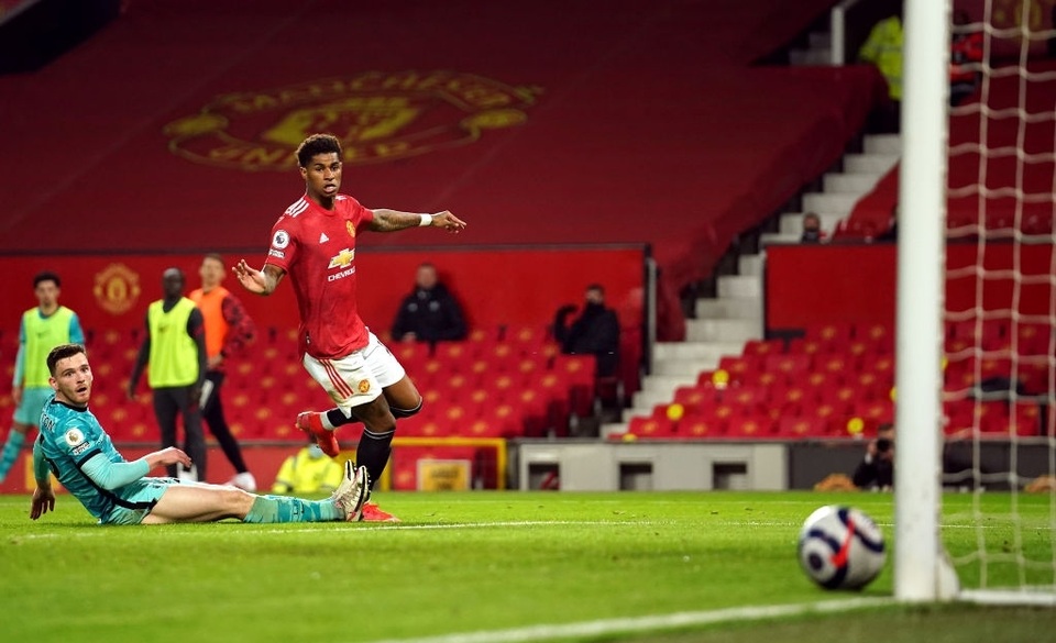 Trọng tài quay lưng, Liverpool vẫn thắng ngoạn mục trước Man Utd - 14 Trọng tài quay lưng, Liverpool vẫn thắng ngoạn mục trước Man Utd - 14